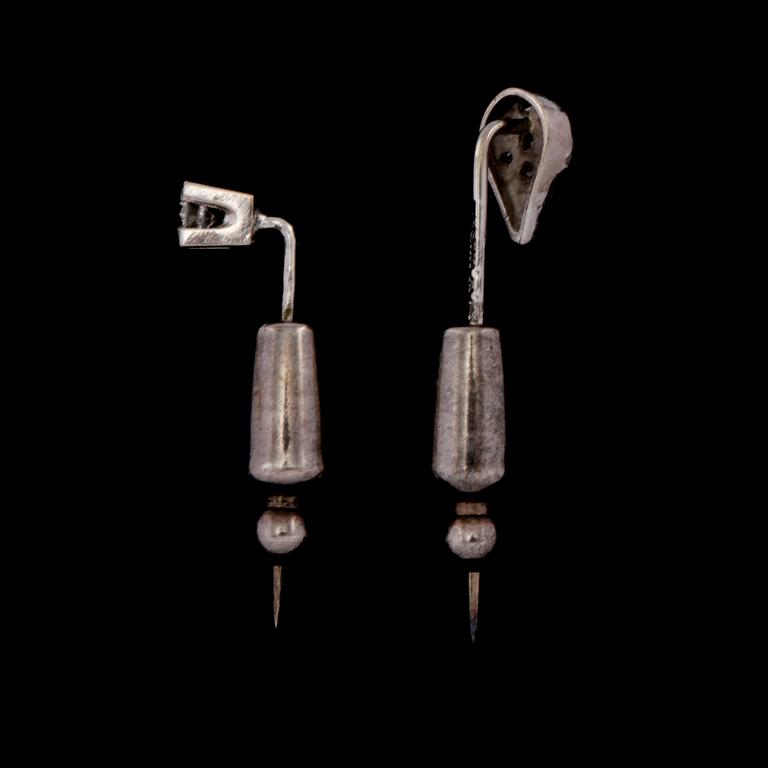 KRAVATTNÅLAR, 2 st, 18k vitguld med briljant och åttkantslipade diamanter, 1900-talets andra hälft. Vikt 4 g.