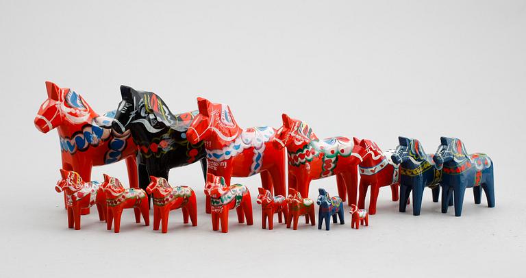 DALAHÄSTAR, 15 st, skuret och bemålat trä, 1900-/2000-tal.