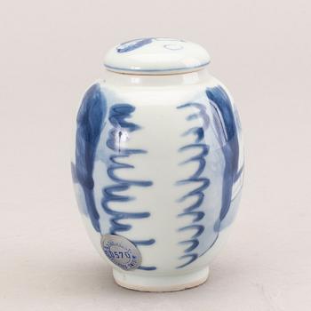 A blue and white tea caddy with cover, Qing dynasty, Kangxi (1662-1722).