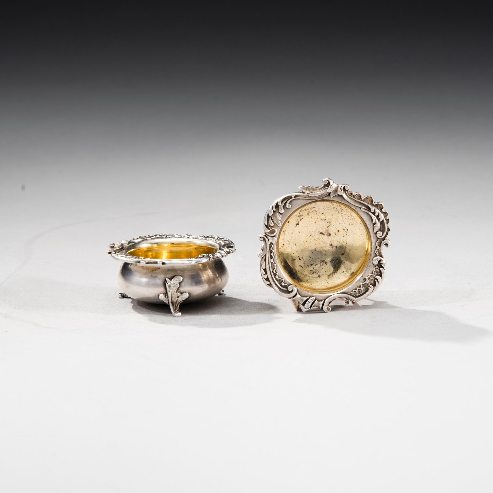 ETT PAR FABERGÉ SALTKAR.
