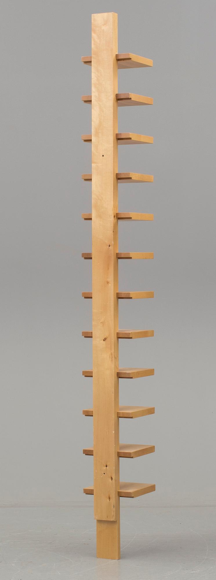 HYLLA. "Pilaster", John Kandell, Källemo AB Värnamo. 1900-talets slut.