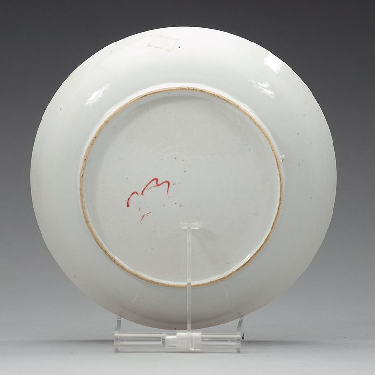 A famille rose figure scen dish, Qing dynasty, Qianlong (1736-95).