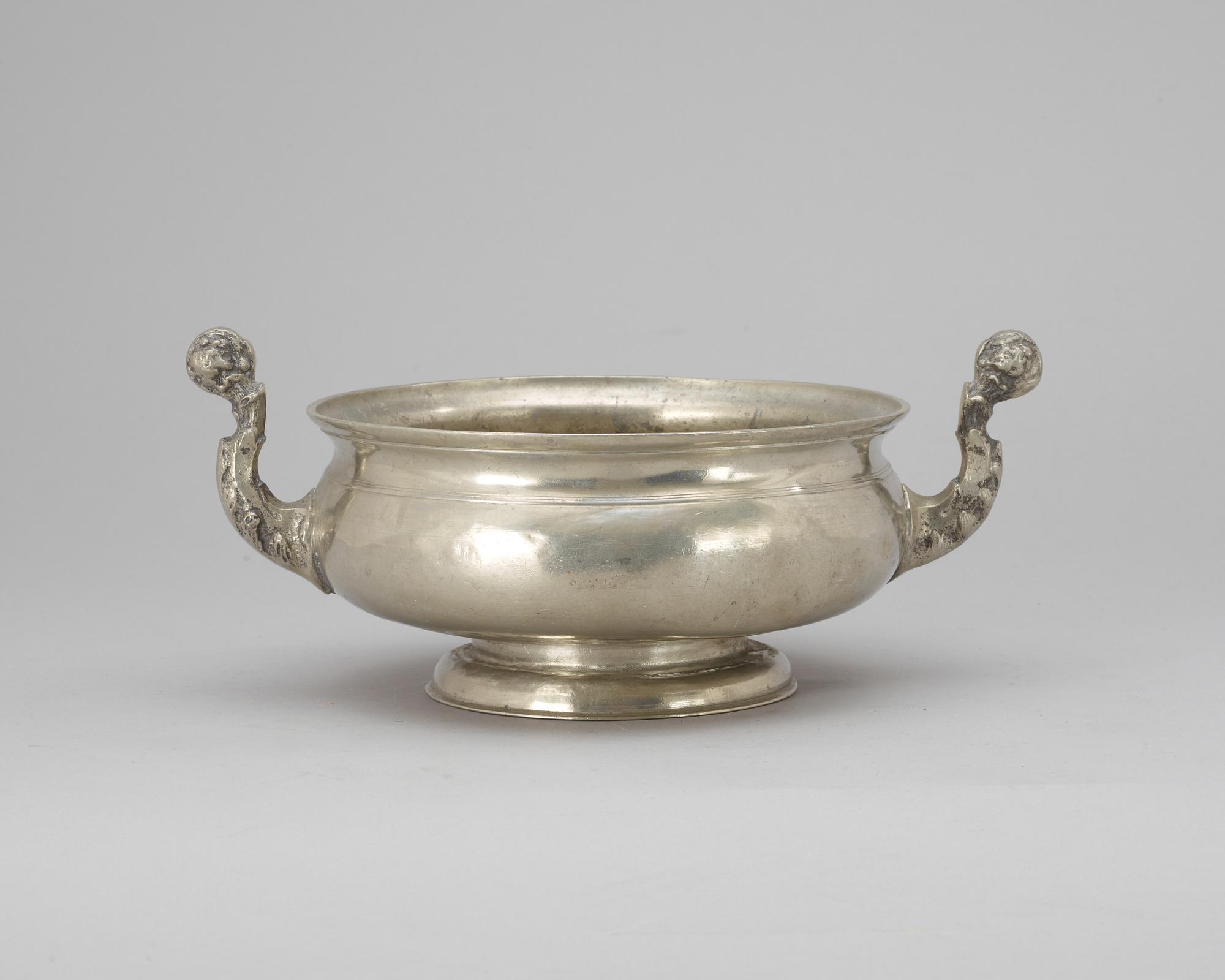 KALLKALLSKÅL, tenn. Märkt 1832.