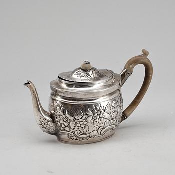 TÉKANNA, silver, oidentifierad smed med monogram CF, London, England, år 1800. Total vikt ca 422g.