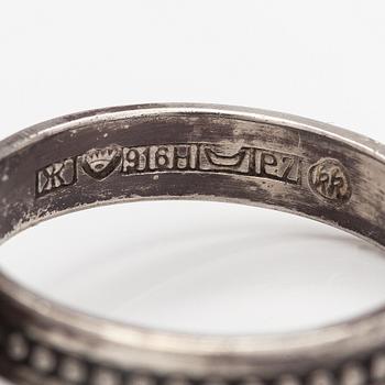 Kai Lindström, Brosch, ring och örhängen, silver, granit. Kalevala Koru, Helsingfors 1968.