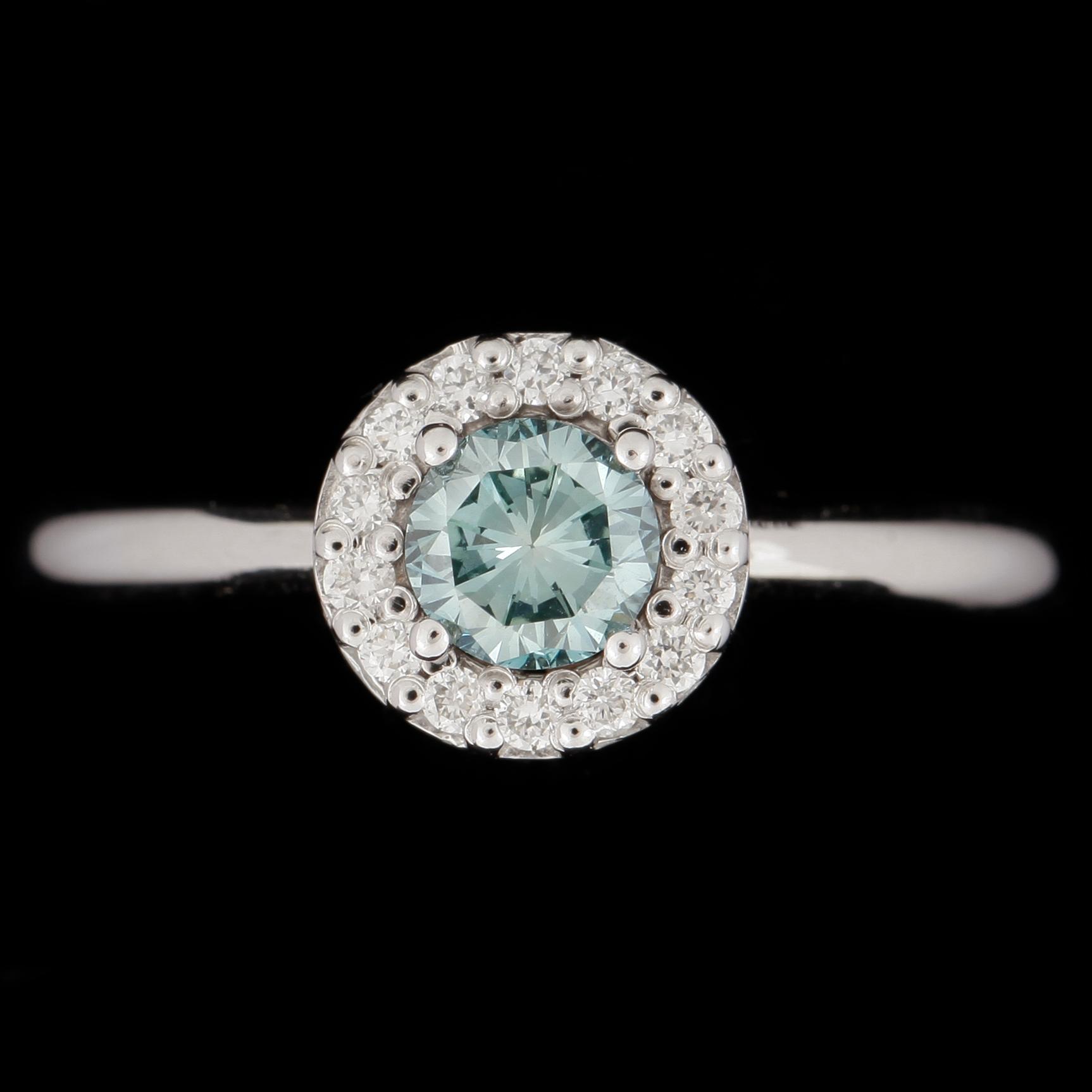 RING, 18k vitguld, briljantslipad färgad blå diamant ca 0,52ct samt 14 briljantslipade diamanter tot ca 0,15ct.