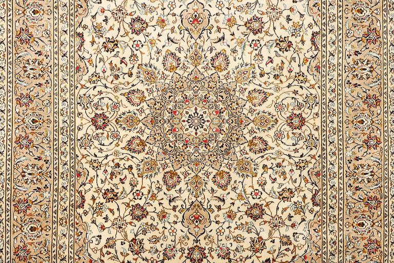 A Kashan carpet, a. 346 x 240 cm.