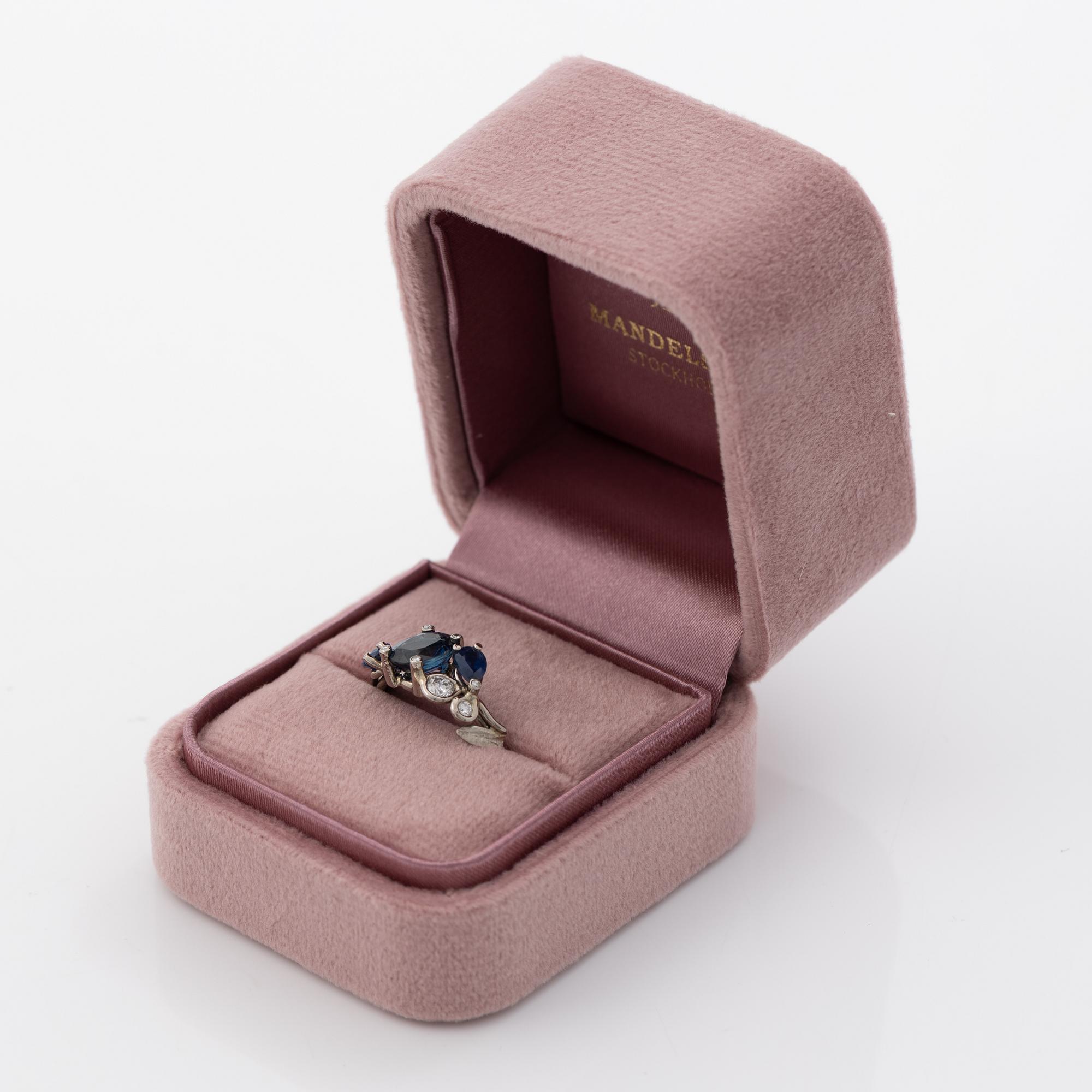 Ring, Mandelstam, 18K white gold with sapphires and brilliant-cut diamonds.