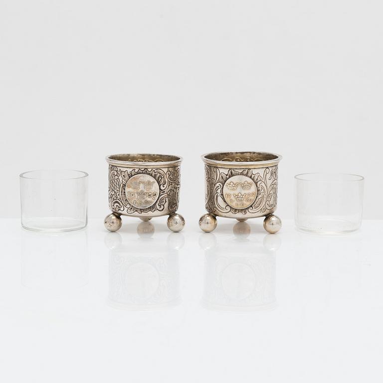 Saltkar och dryckeskanna i miniatyr, silver, C G Hallberg, Stockholm 1900-1904. I original ask.