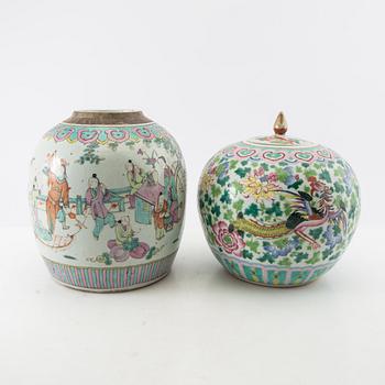 Lock urns 2 pcs China 20th century porcelain.