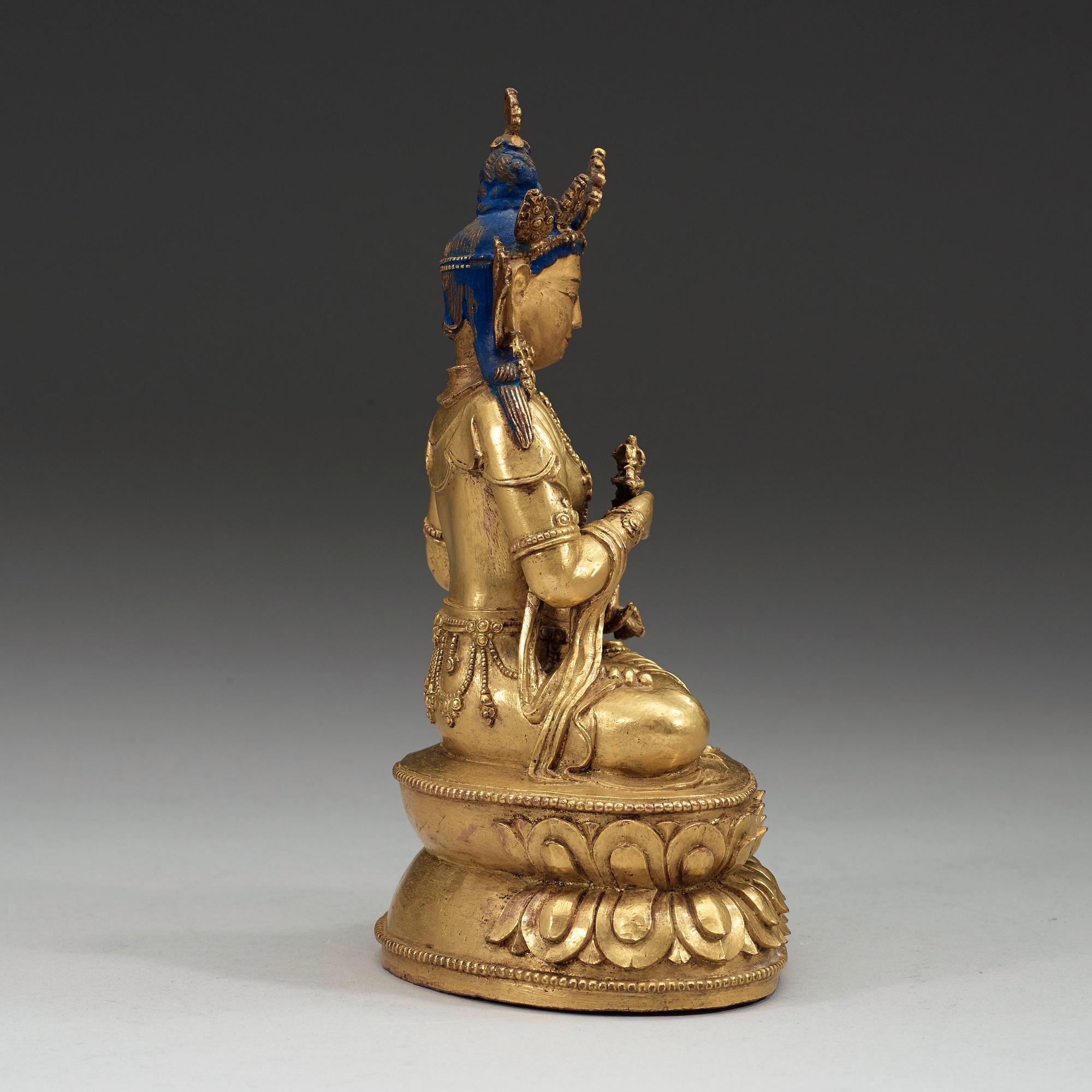 FIGURIN, delvis förgylld och bemålad brons. Vajrasattva, Tibet, 1700-tal.