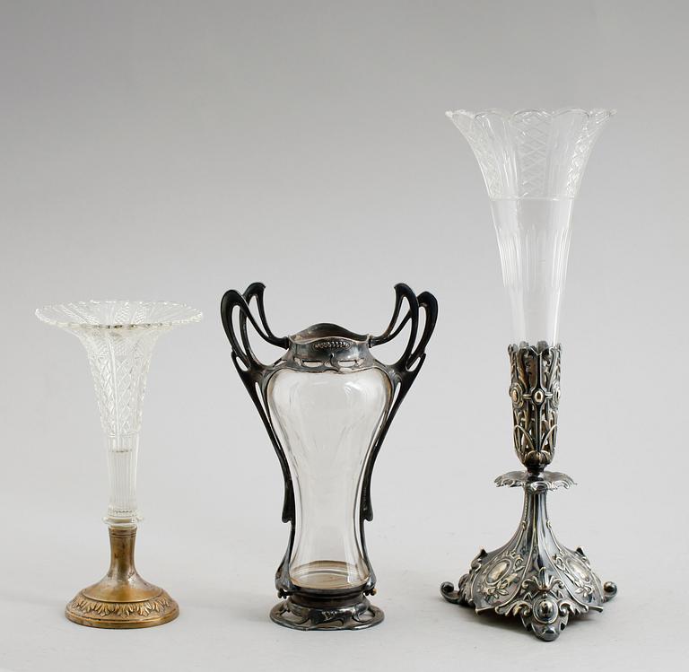 VASER, 3 st, vitmetall/nysilver och glas, sekelskiftet 1900.