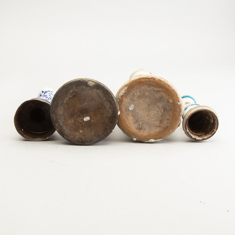 Vattenpipeflaskor, fyra stycken samt fat, keramik. Persien, tidigt 1900-tal. Kinesiserande.