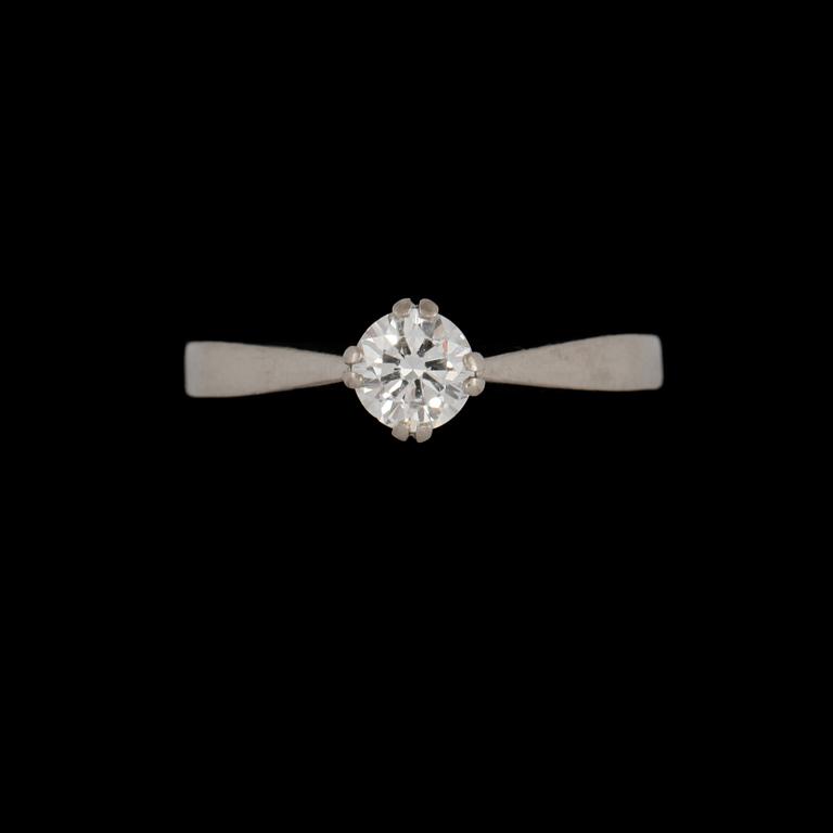 RING, 18k vitguld med briljantslipad diamant, 0.36 ct, Örns Juvelatelje, Göteborg, 1982. Vikt 3 g.