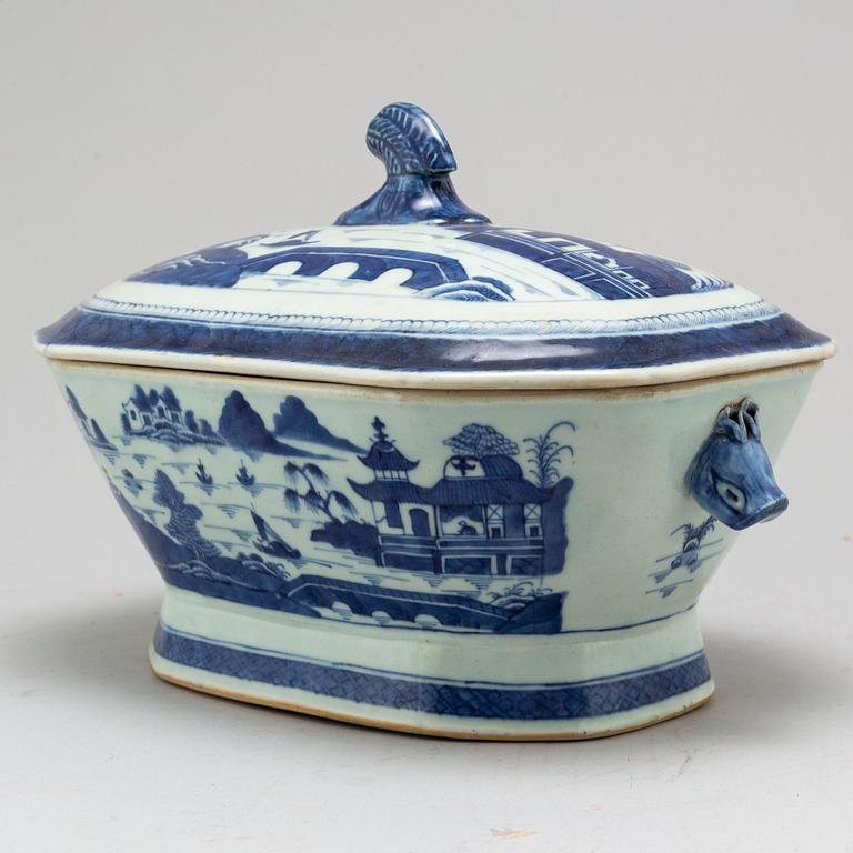 A blue and white part dinner service, Qing dynasty, 19th Century.