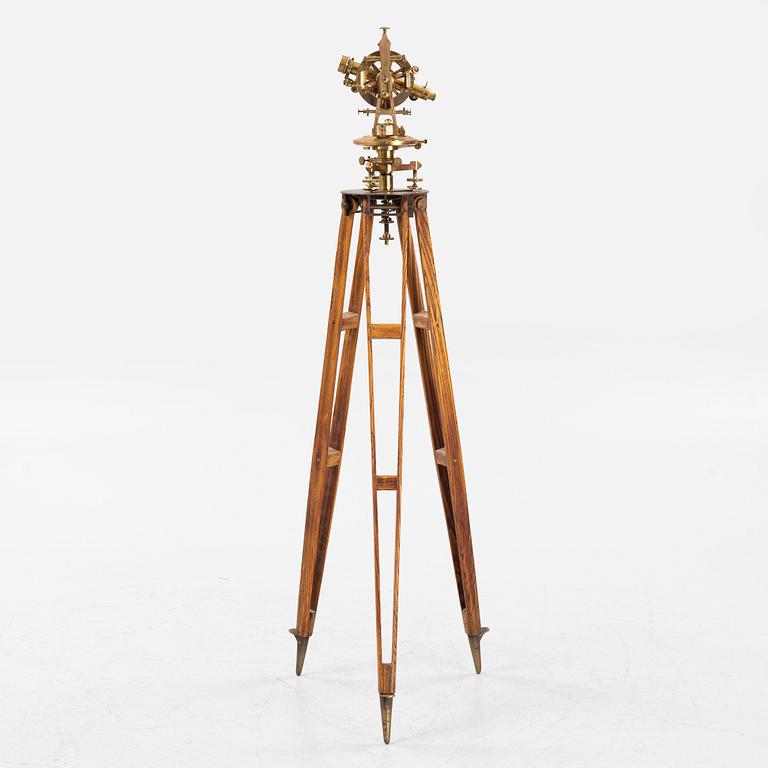 A theodolite with wooden case, Otto Fennel Söhne Cassel, 1906.