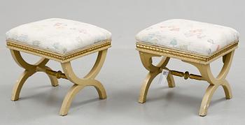 TABURETTER, ett par, sengustavianska, omkring år 1800.