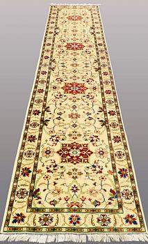 A RUNNER, Ziegler design, ca 396 x 80 cm.