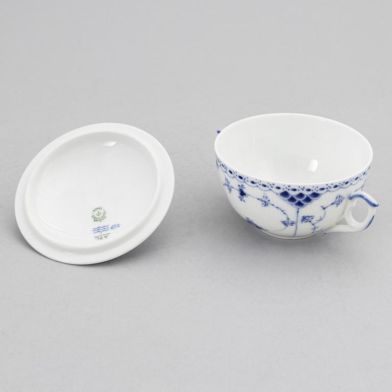 Royal Copenhagen, buljongkoppar, 8 st med lock och fat, porslin, "Musselmalet Halv Blonde", Danmark, 1958-62.