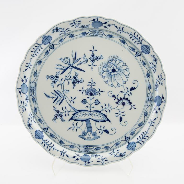 Service 89 pcs "Onion Pattern" Meissen, second half of the 20th century.