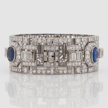 ARMBAND med safirer samt gammal- och baguette- slipade diamanter. Art Deco.