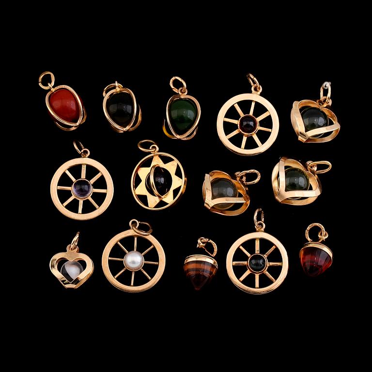 BERLOCKER, 14 st, 18 k guld med olika stenar. Total vikt ca 14 gram.
