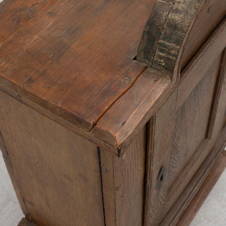 A wall cabinet, 18th/19th century.