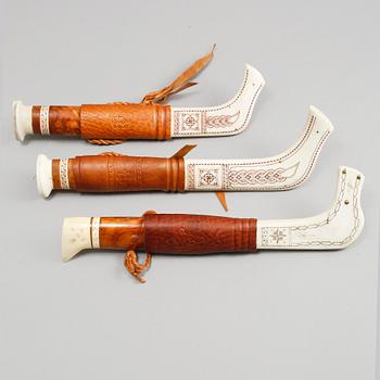 SAMEKNIVAR, 3 st, monogramsignerade TH, troligen Johan Mikael Huuva samt JW, 1900-tal.