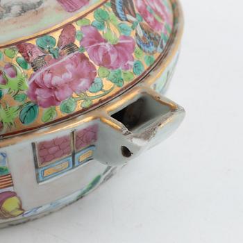 A rose medallion porcelain heating dish with cover, Kanton, China, Qing dynasty, 19th century.