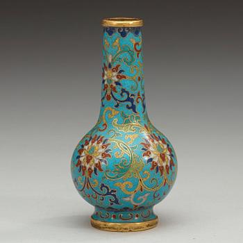 VAS, cloisonné. Qing dynastin (1644-1912), med Qianlongs märke.