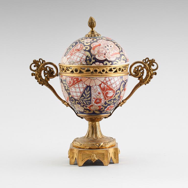 LOCKURNA, porslin, Imari, 1900-talets första hälft.