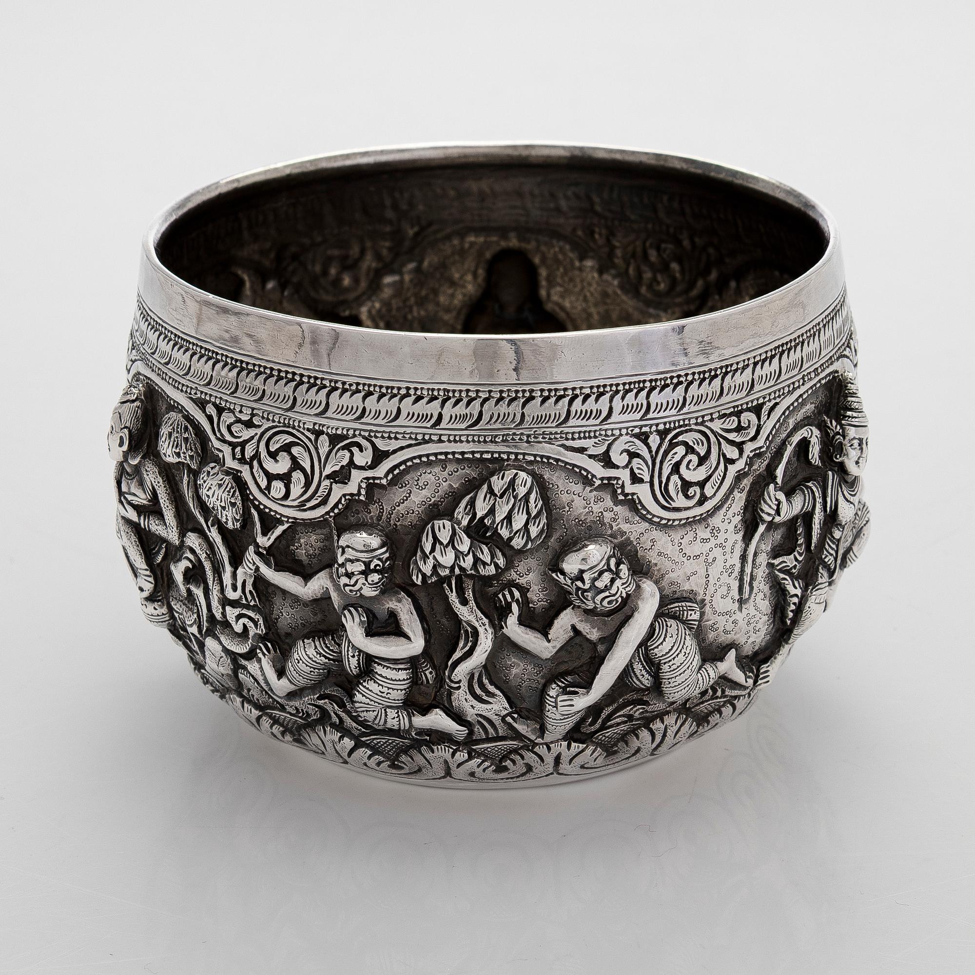 A silver bowl, Tillander import marks, 1983, and a silver snuff bottle.
