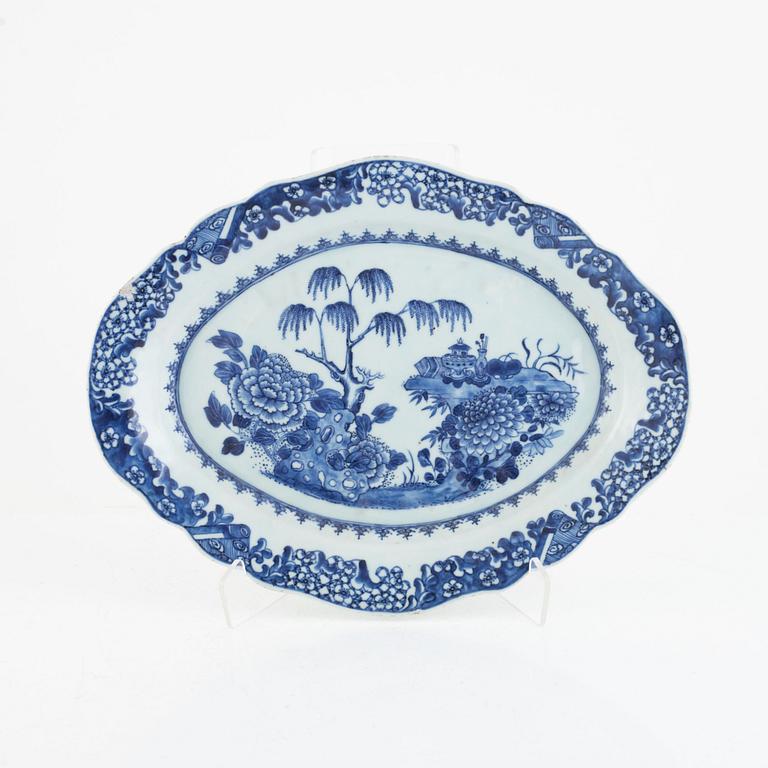 A blue and white Chinese export dish, Qing dynasty, Qianlong (1736-95).