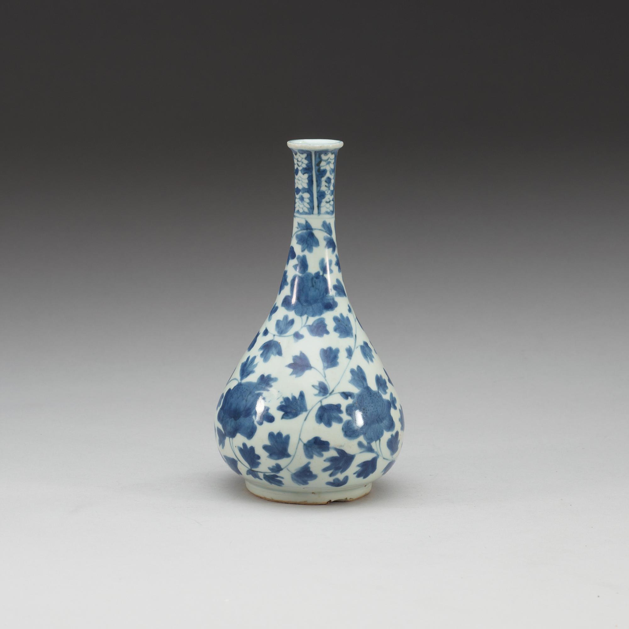 A blue and white Transitional vase, 17th Century.