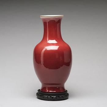 A red glazed vase, late Qing dynasty/early 20th Century.