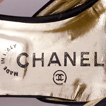 CHANEL, ett par sling-back pumps. Storlek 38 1/2.