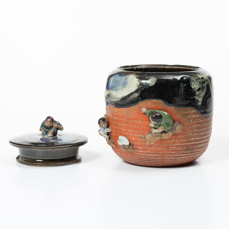 Burk med lock, kopp och två skålfat, stengods, 'sumida ware'. Japan, 1900-tal.