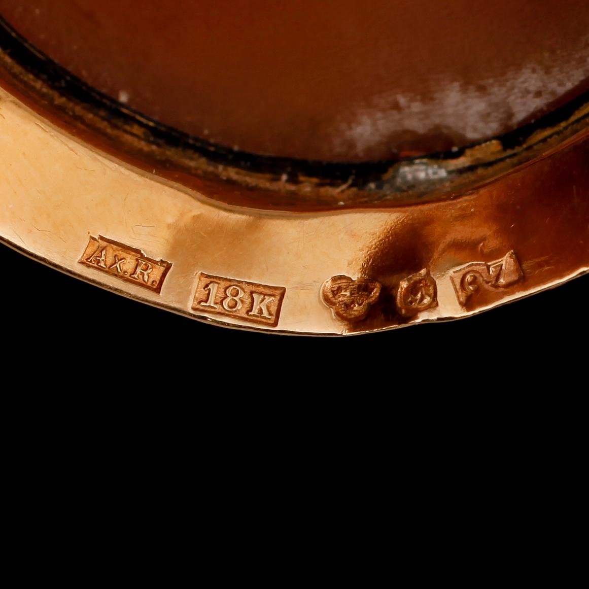 BROSCH, ram av 18 k, med kamé, tidigt 1900-tal.
