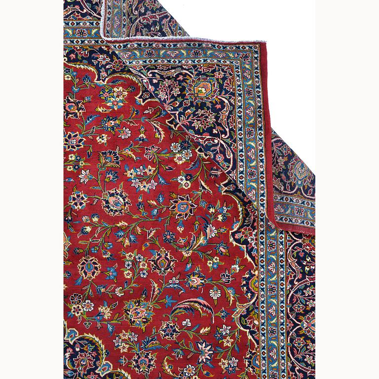 A signed Kashan carpet, ca 418 x 297 cm.