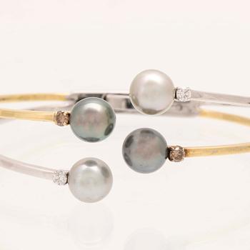 An 18K white- and yellow gold bracelet with round brilliant cut diamonds and cultured Tahitian pearls, Damiani Italy.