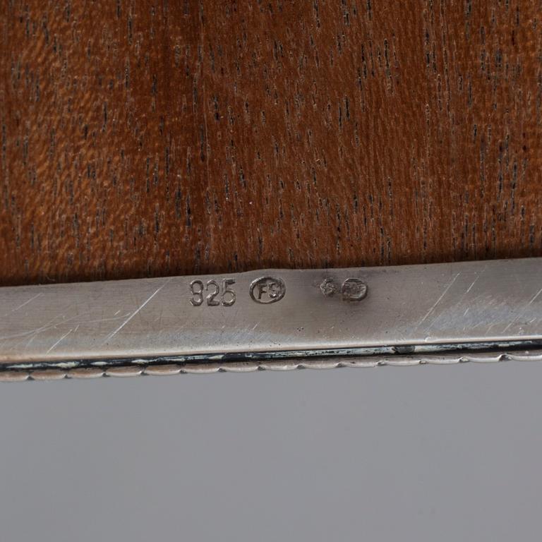 SKÅL och CIGARETTETUI, silver, bland annat NL Dahlström & Co, Stockholm 1919. Vikt ca 285 g.
