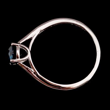 RING, 14 k vitguld, solitär blå briljantslipad diamant ca 0.92 ct.
