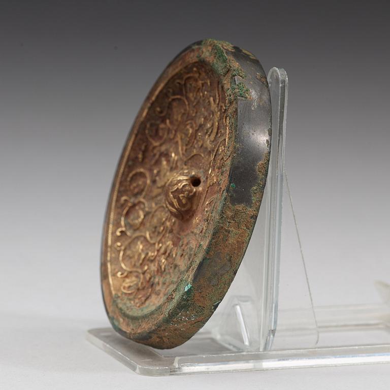 SPEGEL, brons. Troligen Tangdynastin (618-907).
