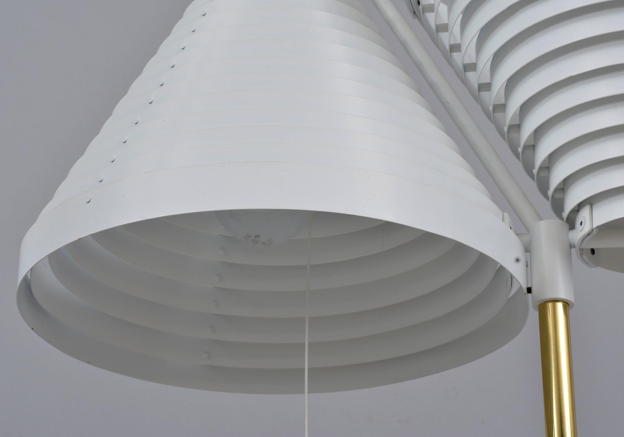 Alvar Aalto, GOLVLAMPA A 810.