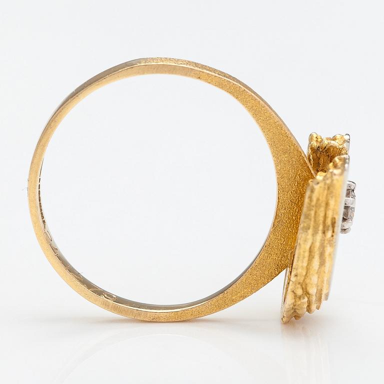 Juhani Linnovaara, An 18K gold 'Legato' ring with a diamond ca 0.09 ct according to engraving for Lapponia 1979.