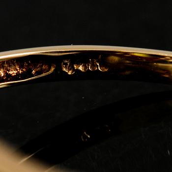 RING, 14K guld med ovalslipad peridot samt fasettslipade diamanter ca 0.50 ct. Vikt 2,8 g.