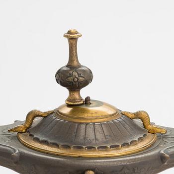 Bordsgarnityr, bestående av bordspendyl och kandelabrar, ett par, Frankrike 1800-talets sista kvartal.