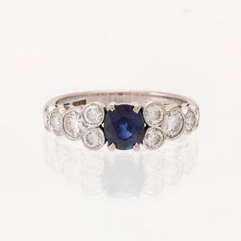 An 18K white gold ring set with an oval faceted sapphire and round brilliant-cut diamonds, Sengels Goldsmith Stockholm.