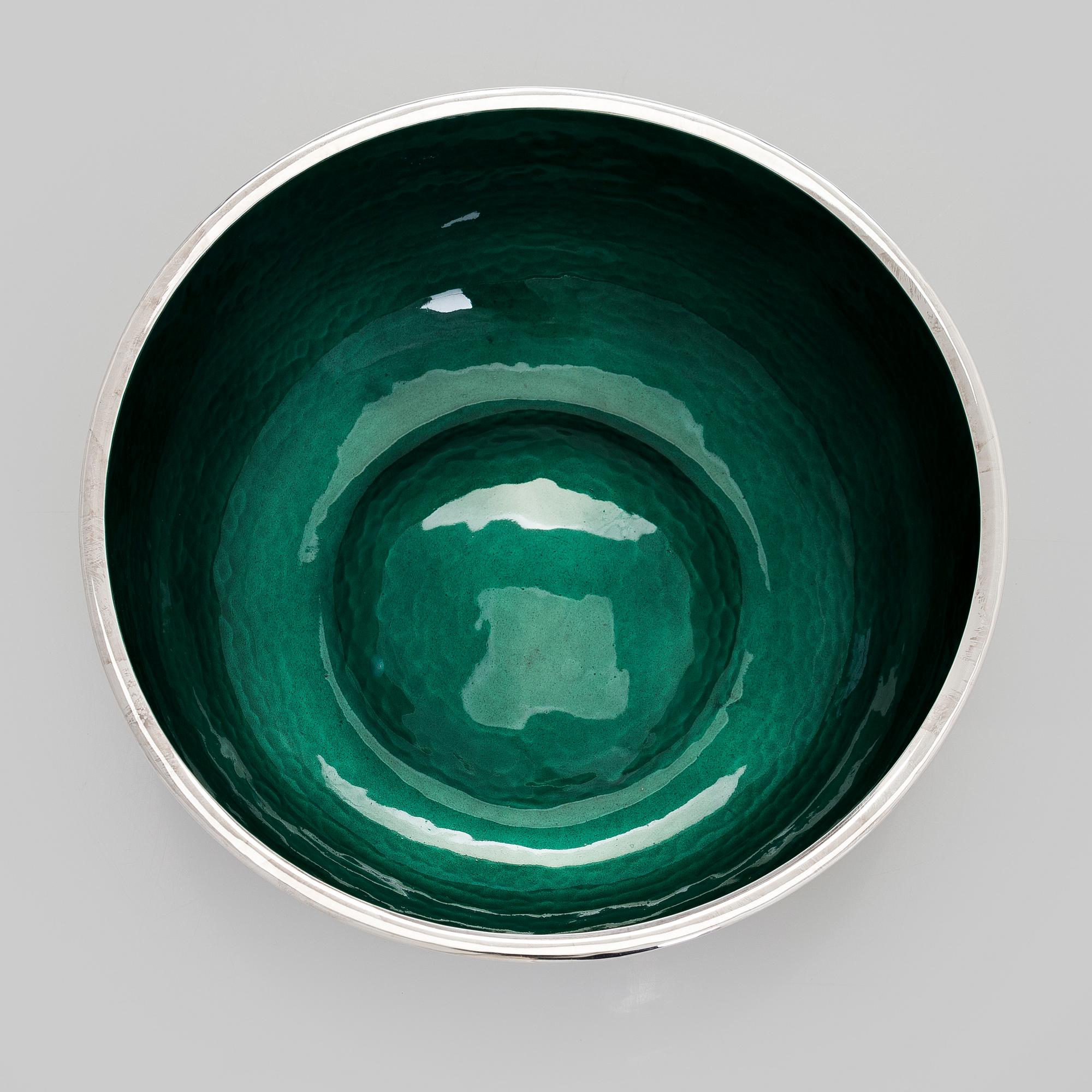 A. Tillander, skål, sterlingsilver och emalj, Åbo 2005.