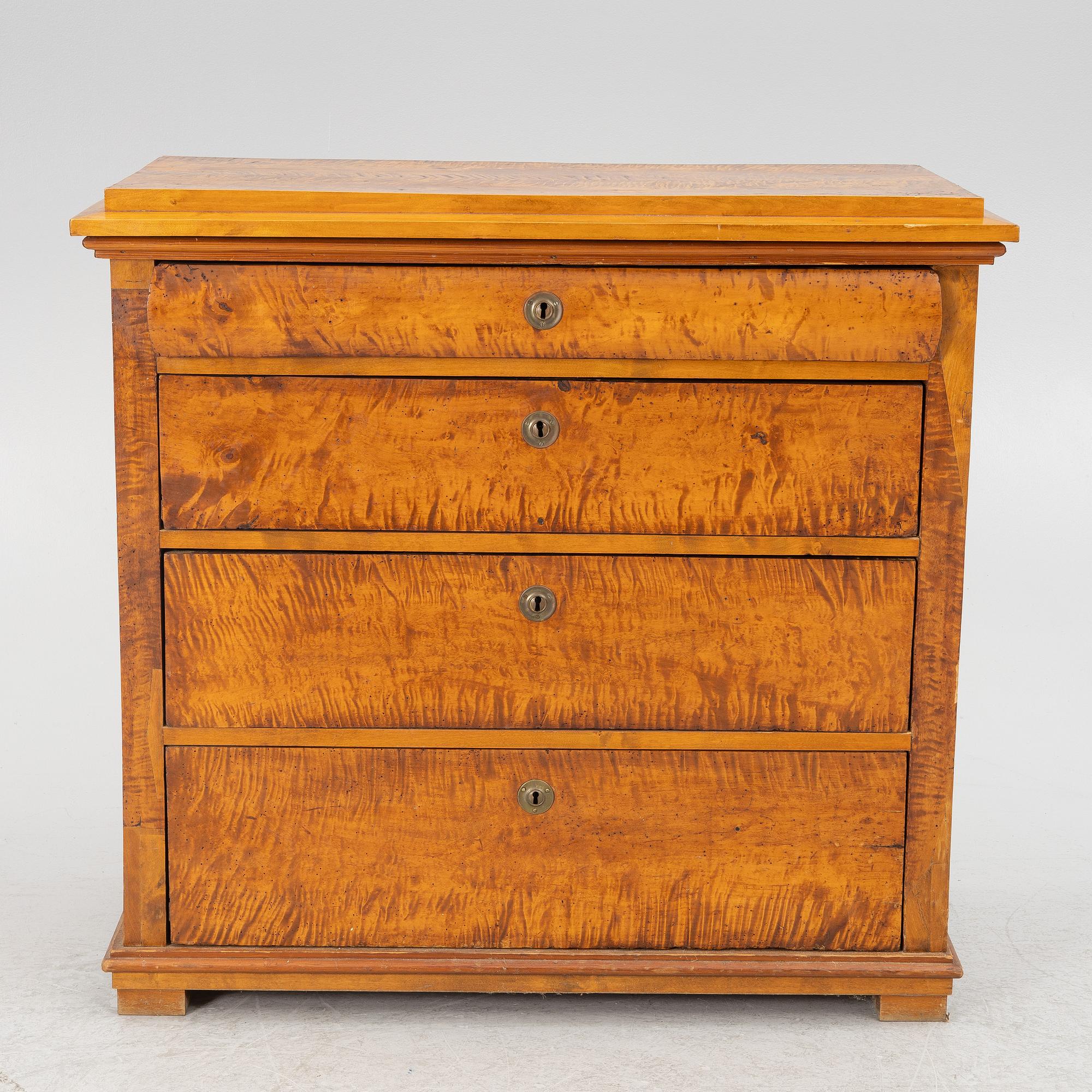 A chest of drawers, 19th century.
